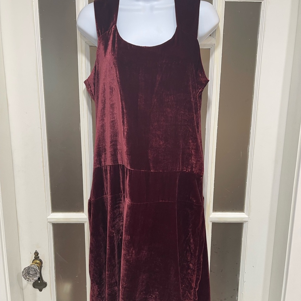 Burgundy velvet Scoop Neck Sleeveless knee length cocktail dress.